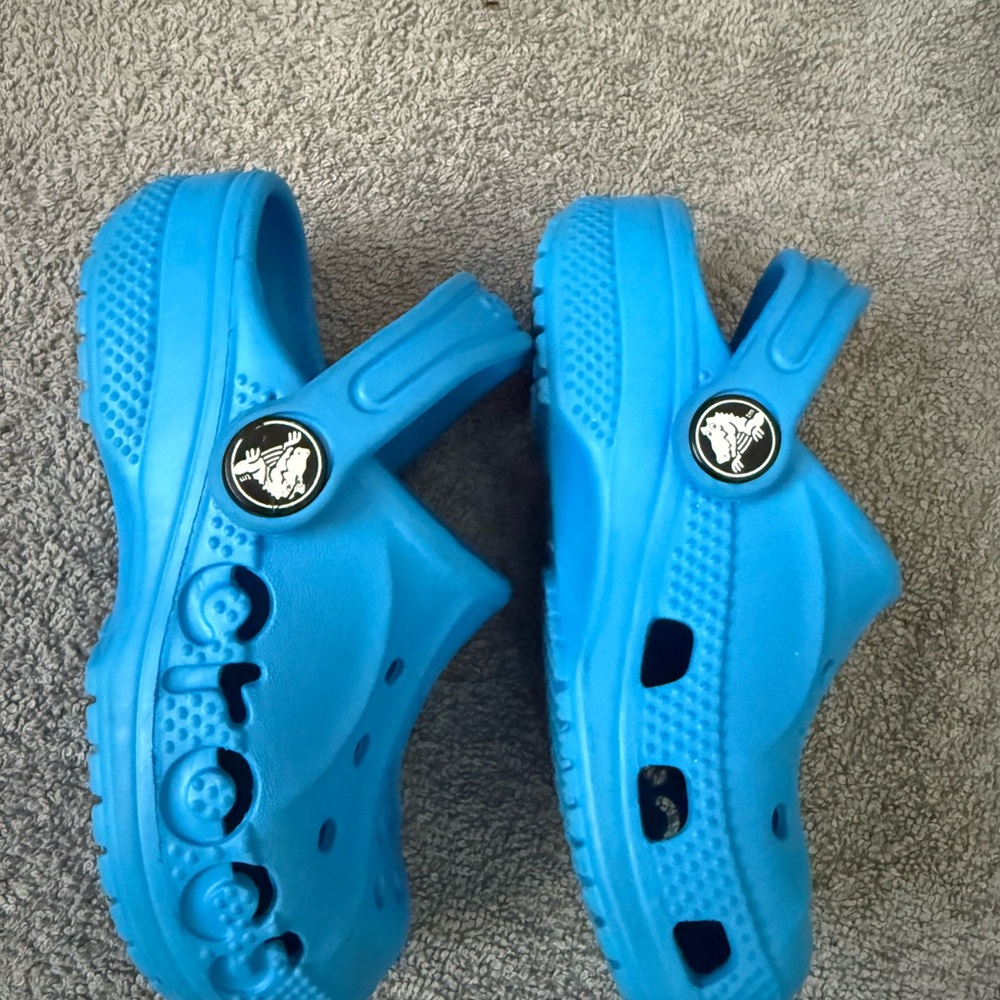 Crocs Toddler Size 7 Kids Boys Girls Blue Clogs VGC - Picture 2 of 5